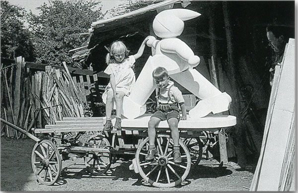 Hans Wendt und seine Zwillingsschwester Sigrid 1936 mit großem Däumling - Wendt und Kühn.